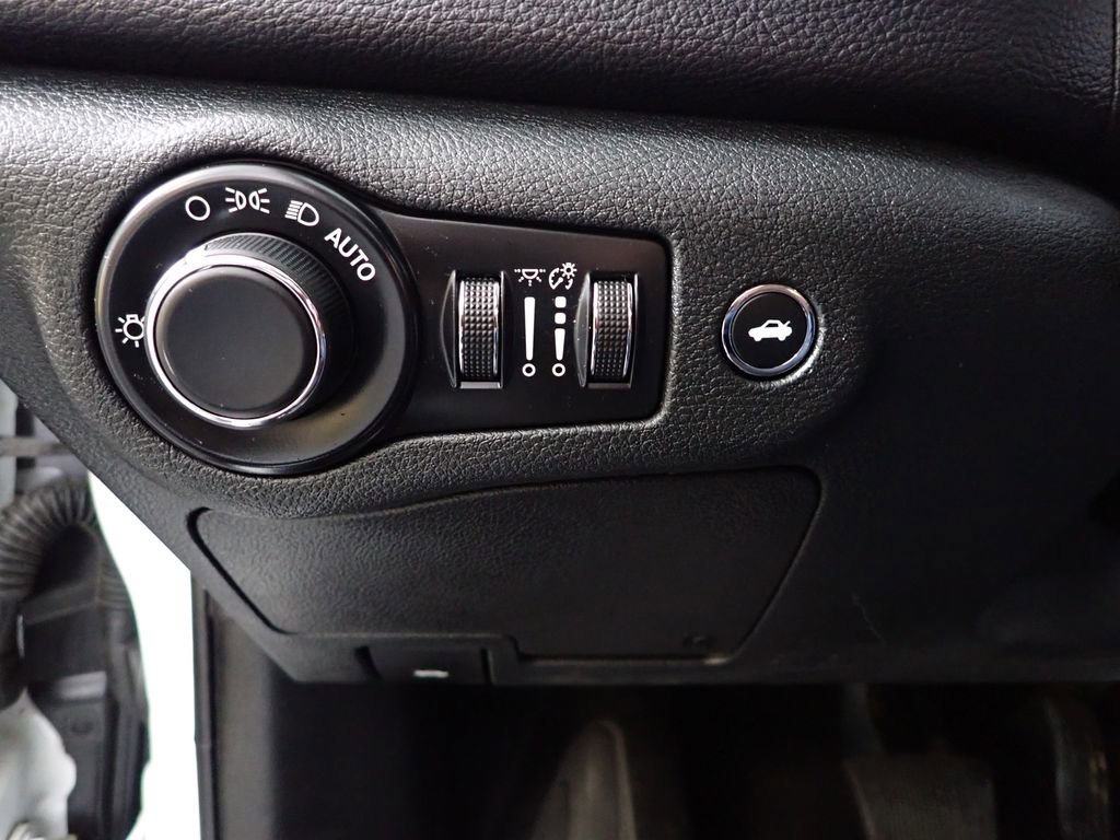 Used 2015 Chrysler 200 Limited w/ Convenience Group FWD image 29