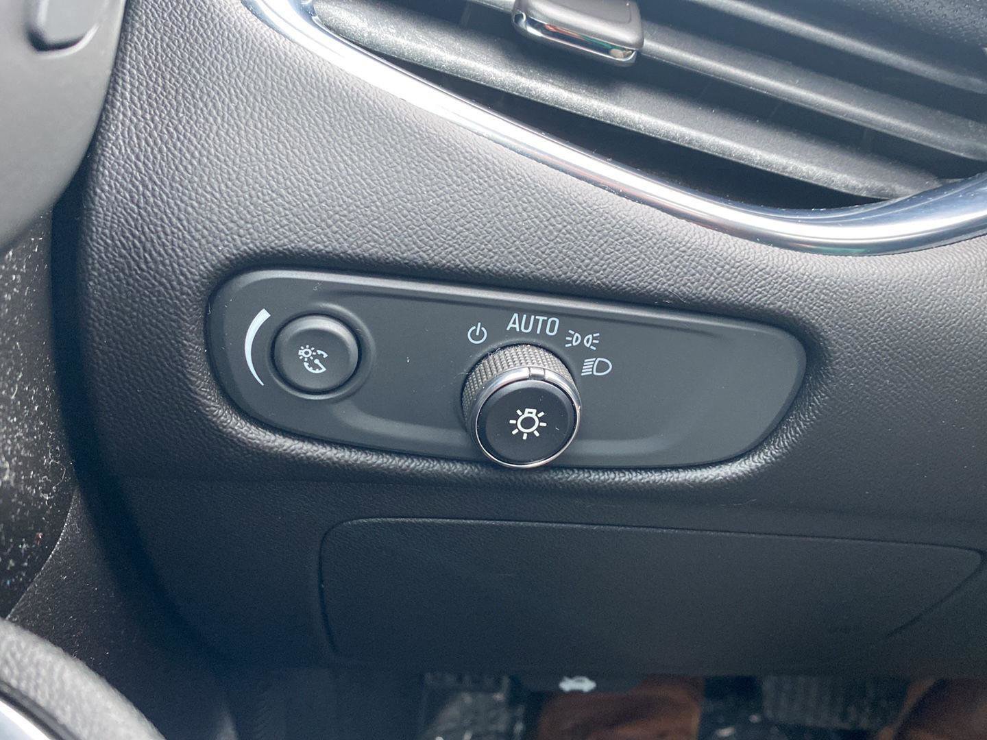 Used 2018 Chevrolet Malibu Premier w/ Premier Sun and Wheel Package image 15