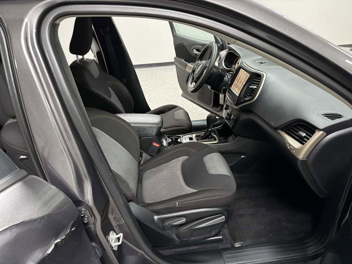 Used 2018 Jeep Cherokee Latitude image 30