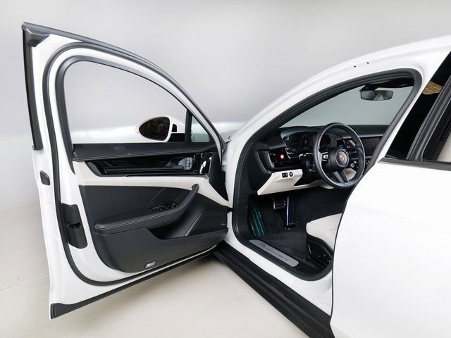 New 2025 Porsche Panamera 4 image 22