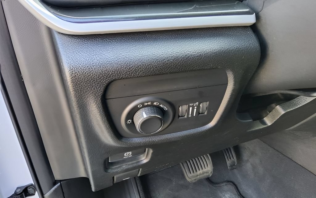 Used 2023 Jeep Grand Cherokee Altitude AWD/4WD image 21