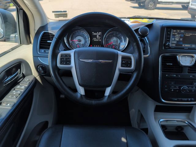 Used 2016 Chrysler Town & Country Touring-L FWD image 17