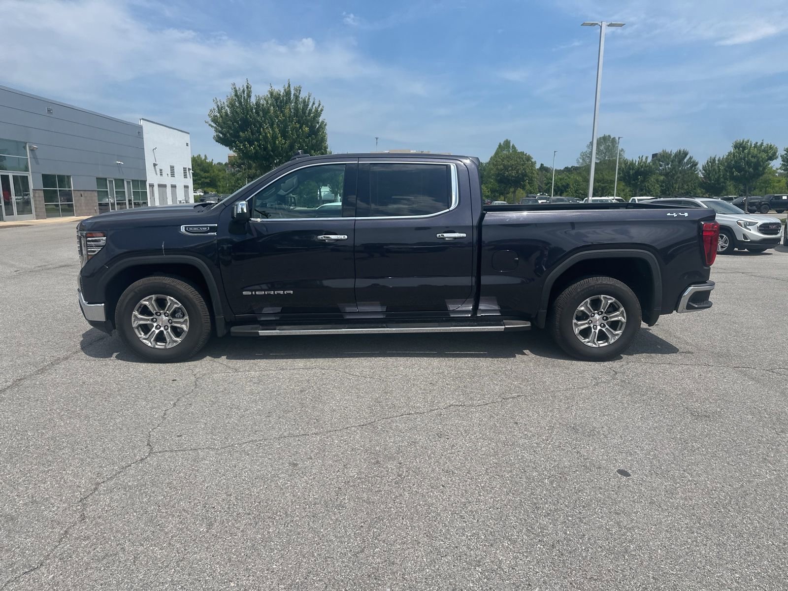 Used 2022 GMC Sierra 1500 SLT AWD/4WD image 8