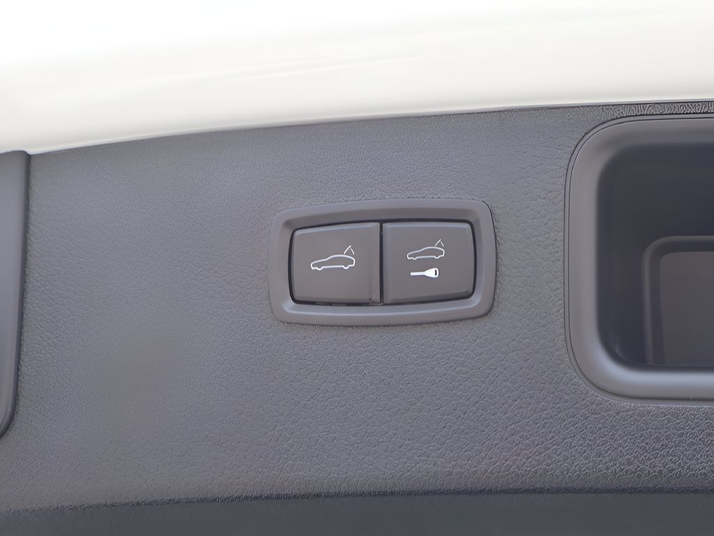 Certified 2024 Porsche Macan S AWD/4WD image 18