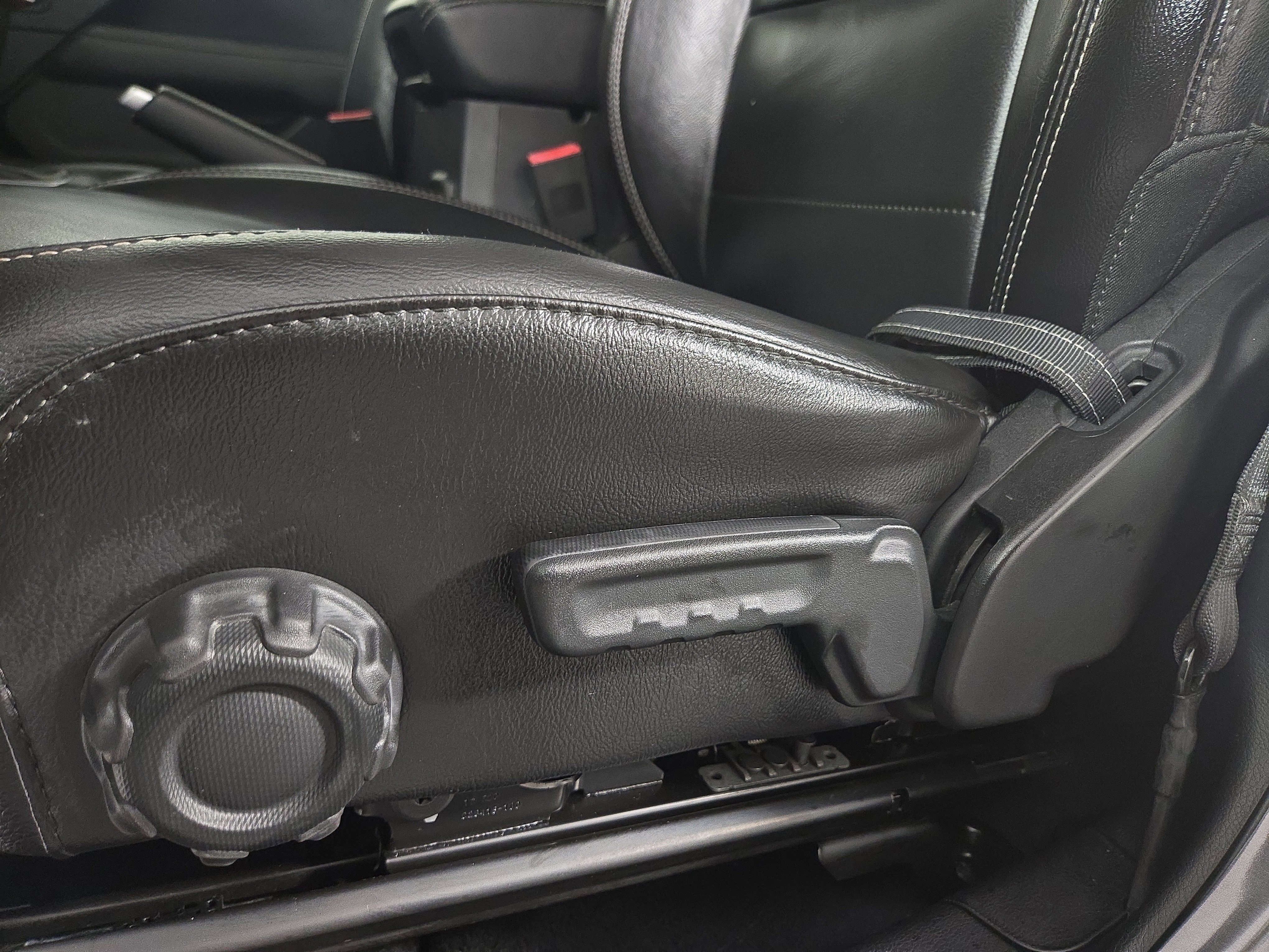 Used 2018 Jeep Wrangler Unlimited Sahara image 32