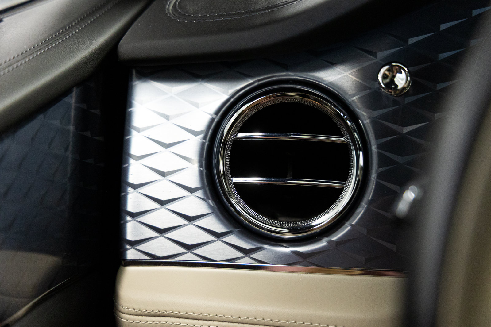 Certified 2023 Bentley Bentayga Plug-In Hybrid AWD/4WD image 37