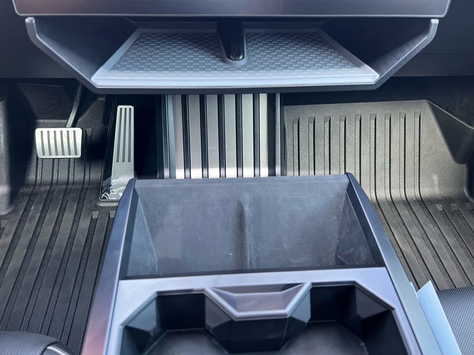 Used 2024 Tesla Cybertruck AWD Crew Cab image 38