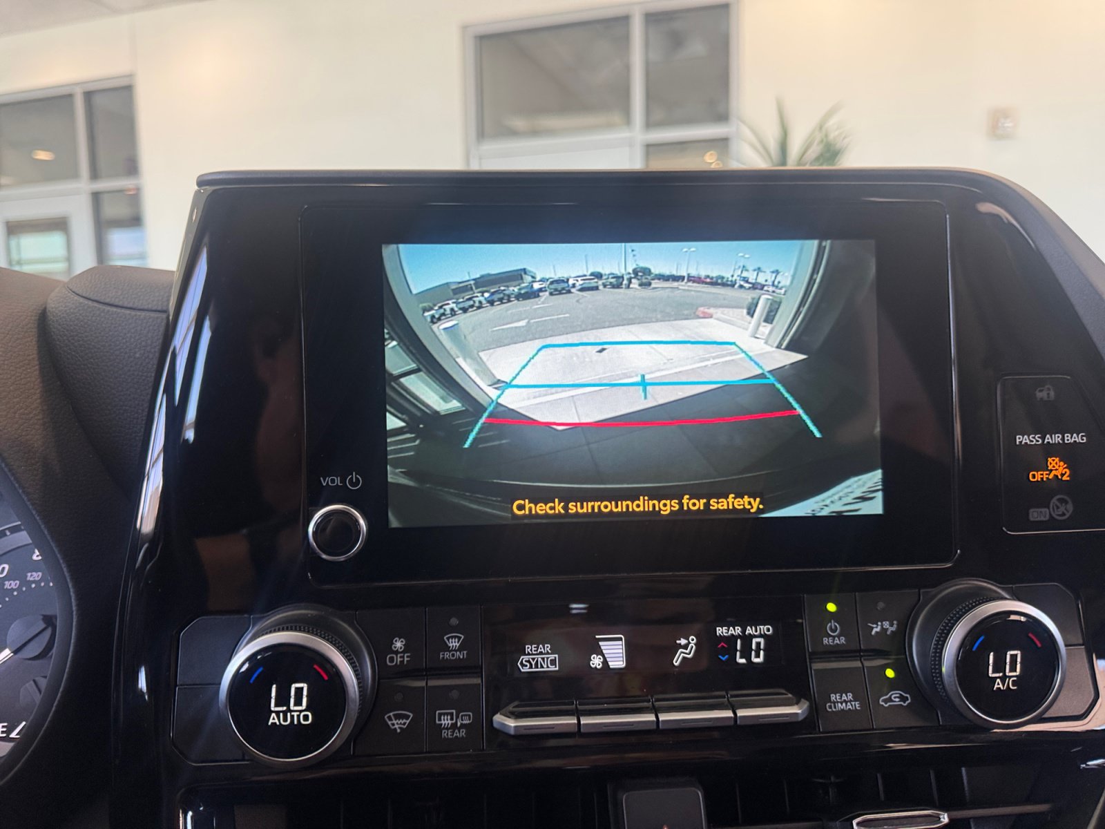 Used 2025 Toyota Highlander LE FWD image 29