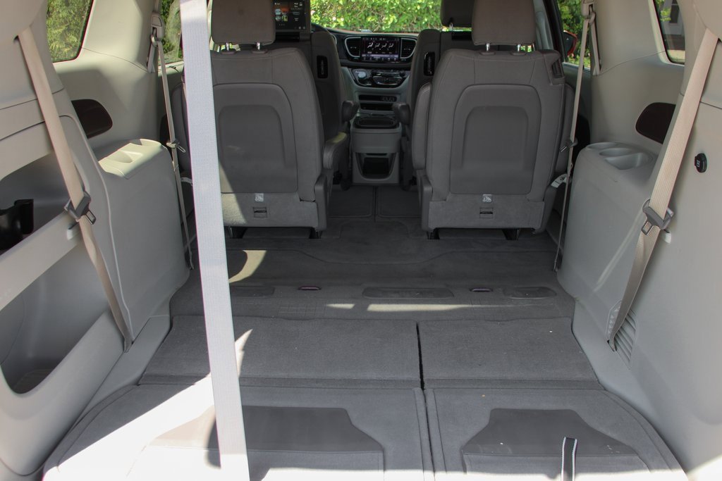 Used 2021 Chrysler Pacifica Touring w/ Uconnect Theater Family Group image 9