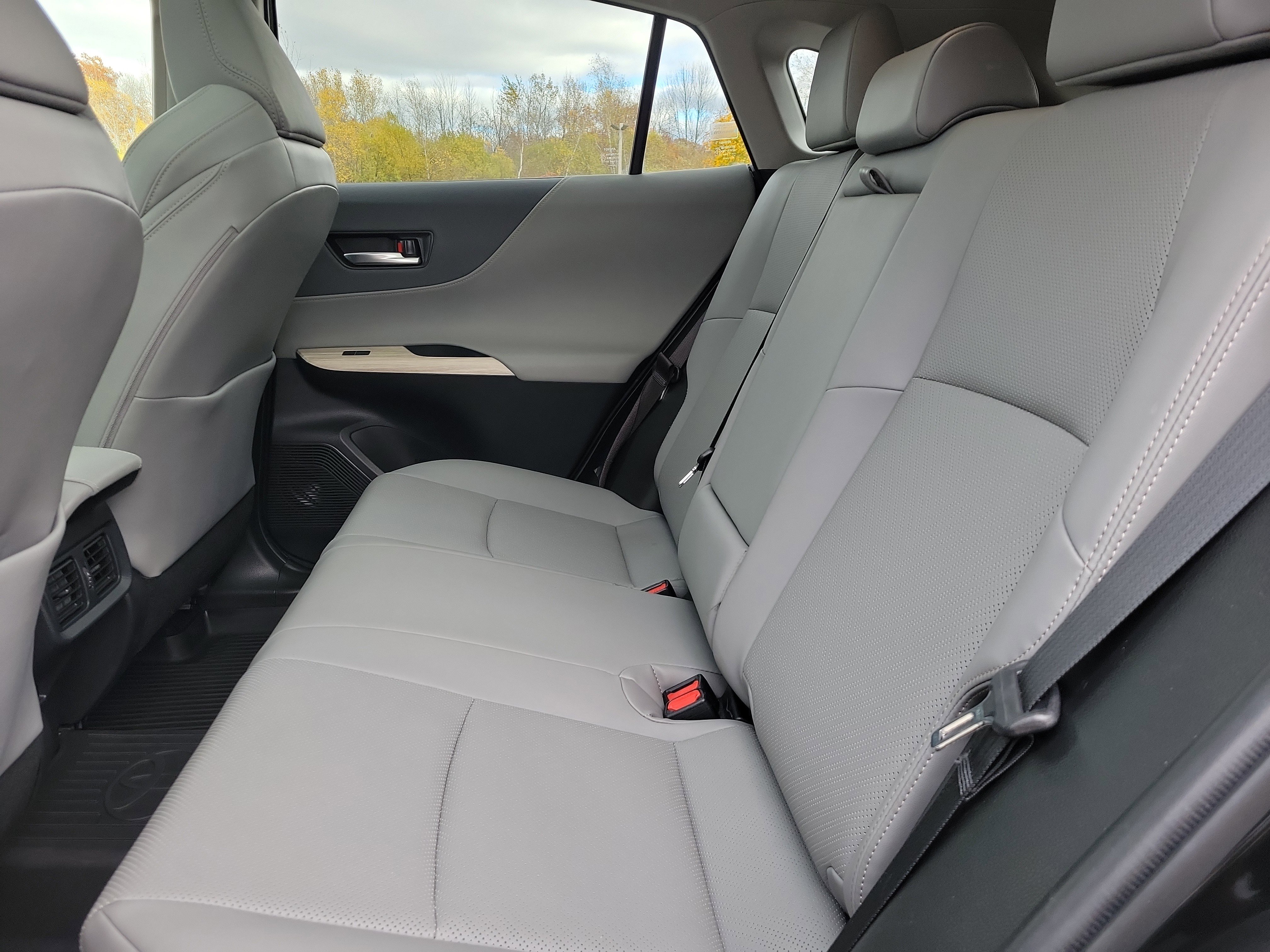 Used 2021 Toyota Venza LE image 16