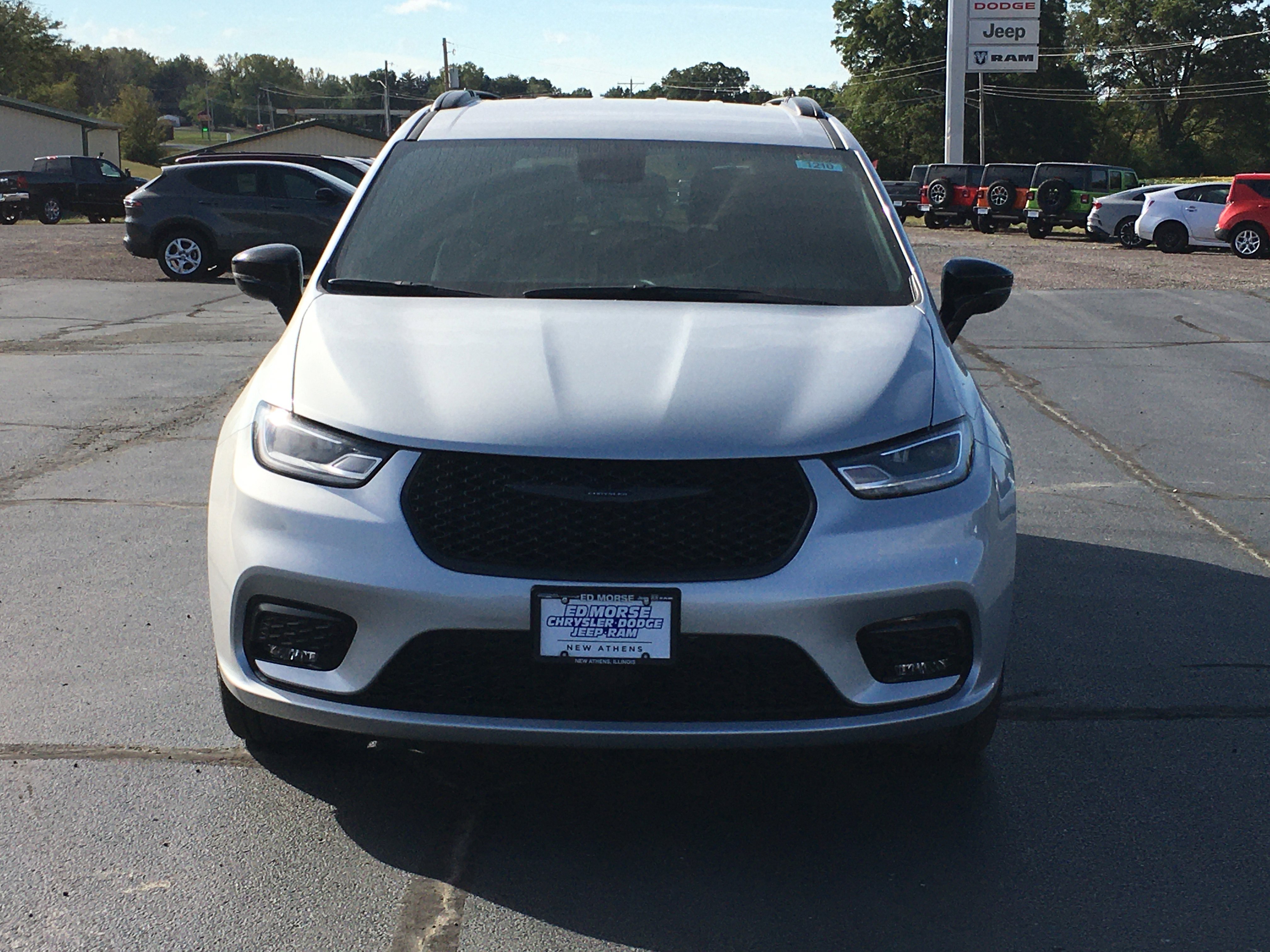 New 2026 Chrysler Pacifica Select w/ S Appearance Package image 4