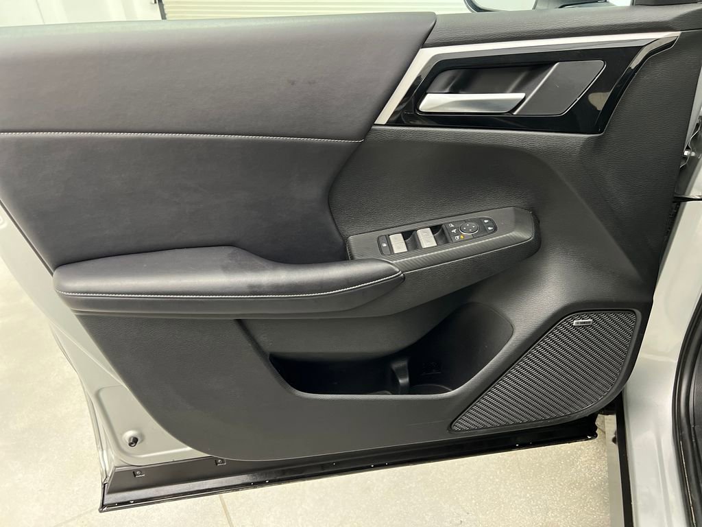 Used 2025 Mitsubishi Outlander SE image 11