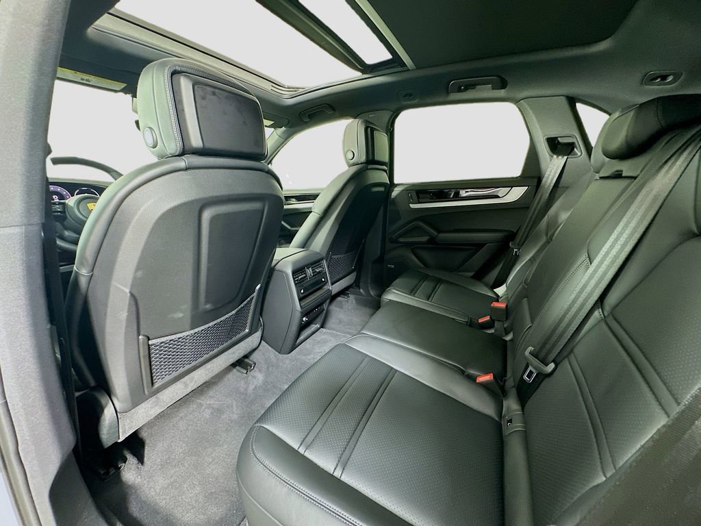 Certified 2024 Porsche Cayenne AWD/4WD image 24
