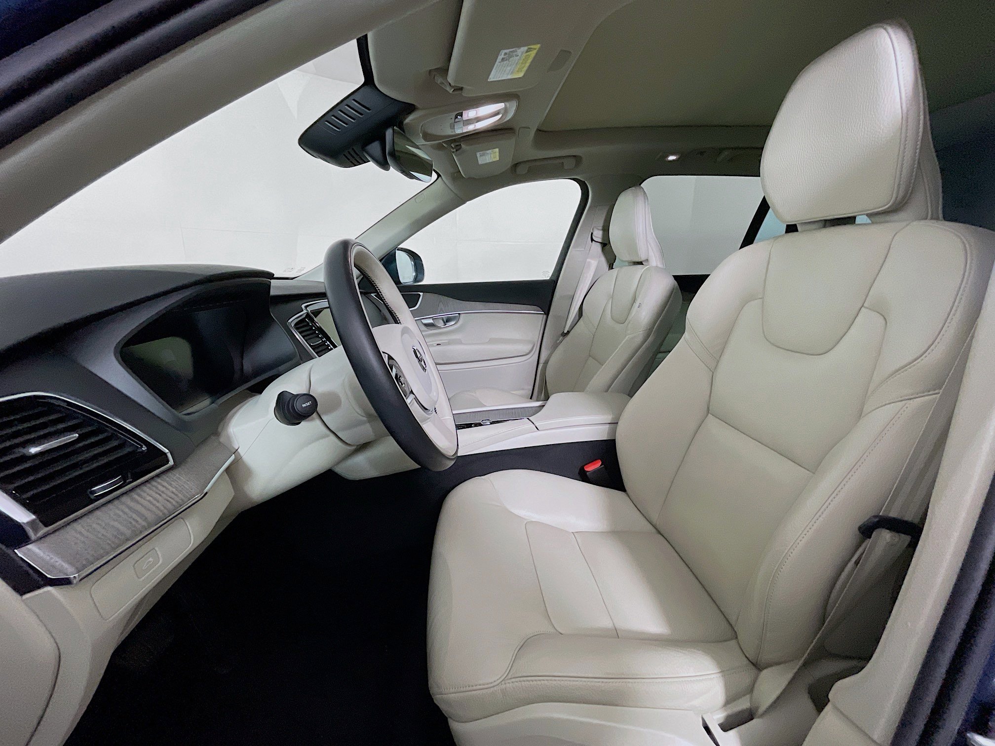 Used 2024 Volvo XC90 B5 Plus image 13