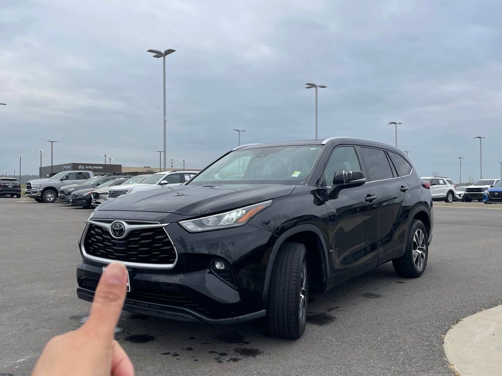 Used 2020 Toyota Highlander XLE FWD image 3