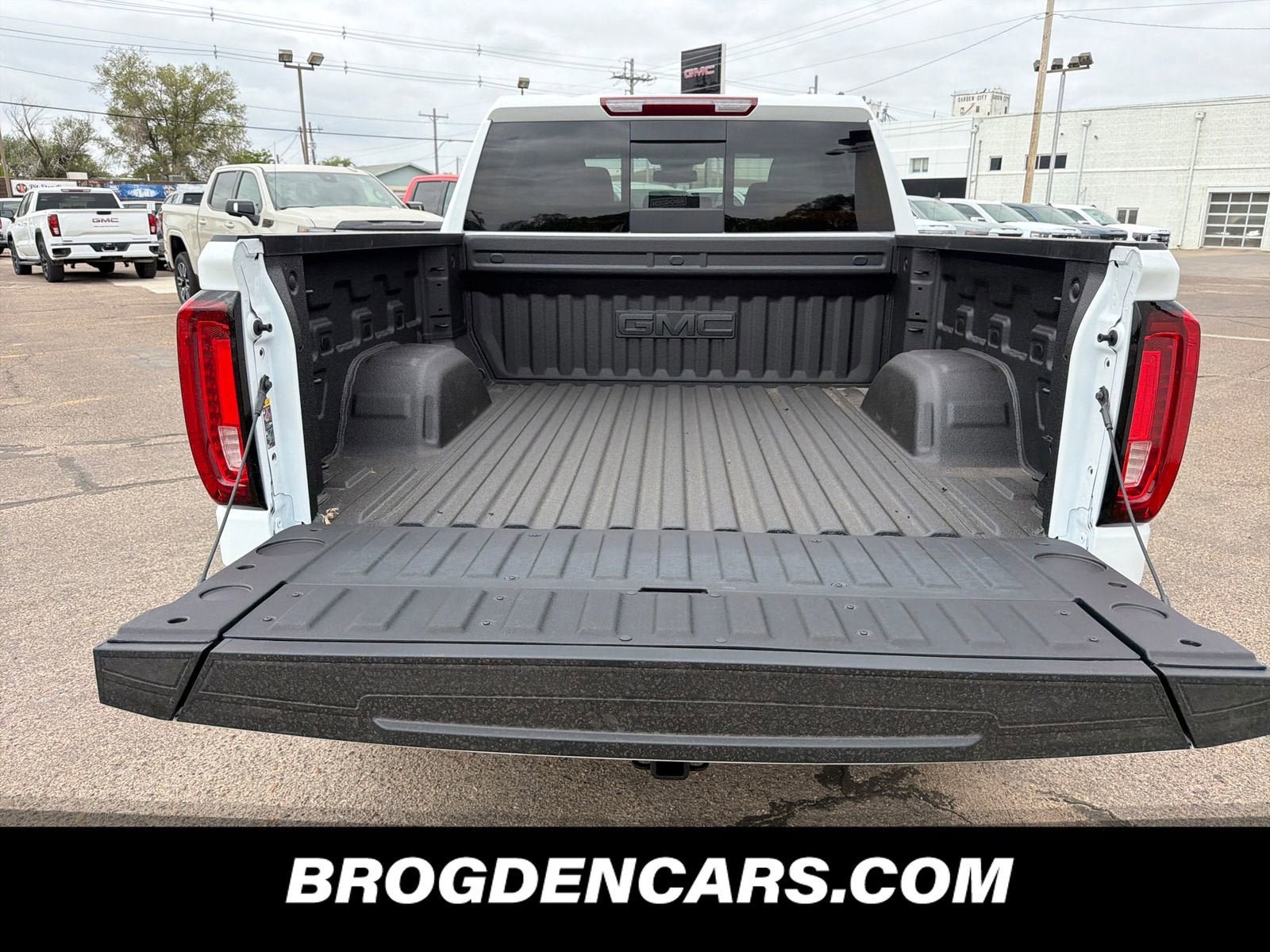 New 2026 GMC Sierra 1500 SLT AWD/4WD image 9