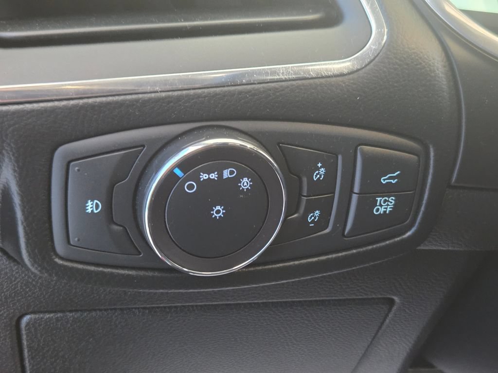 Used 2019 Ford Edge Titanium w/ Cold Weather Package AWD/4WD image 32