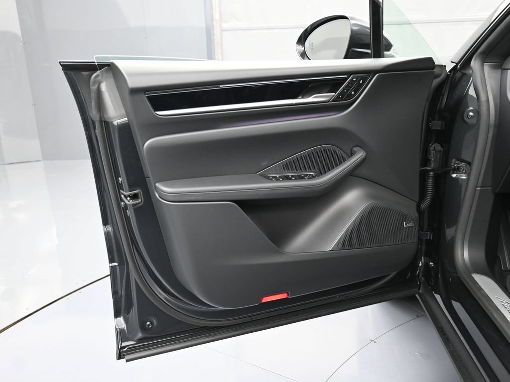 Certified 2025 Porsche Macan Electric RWD image 15