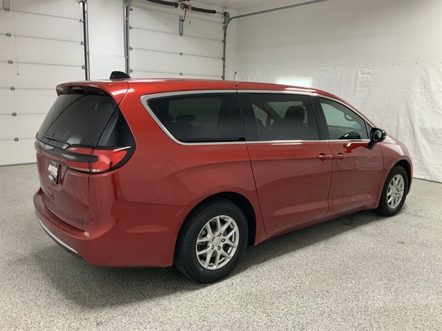 Used 2025 Chrysler Pacifica Select FWD image 5