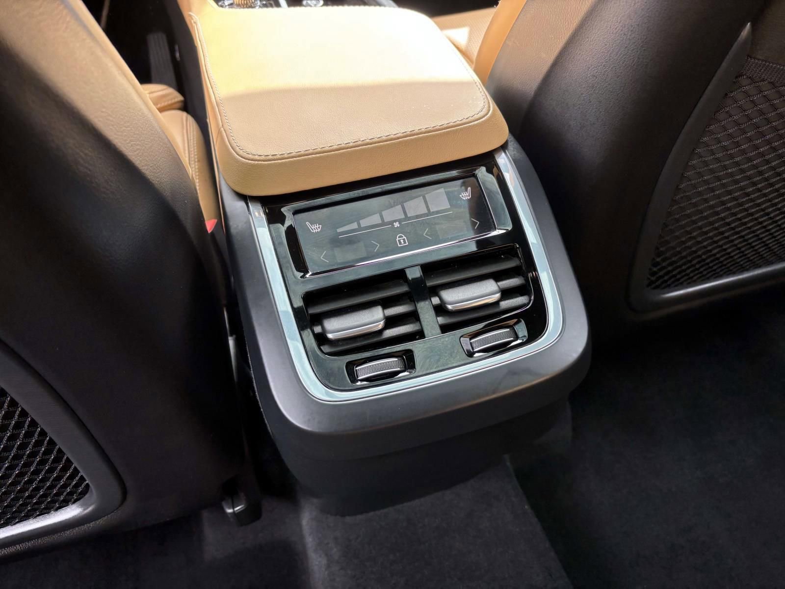 Used 2023 Volvo XC90 B6 Ultimate w/ Protection Package Premier image 32