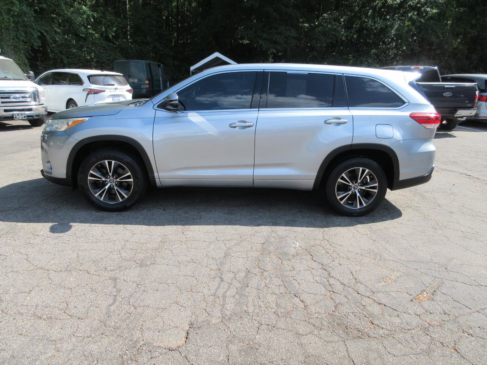 Used 2018 Toyota Highlander LE FWD image 2