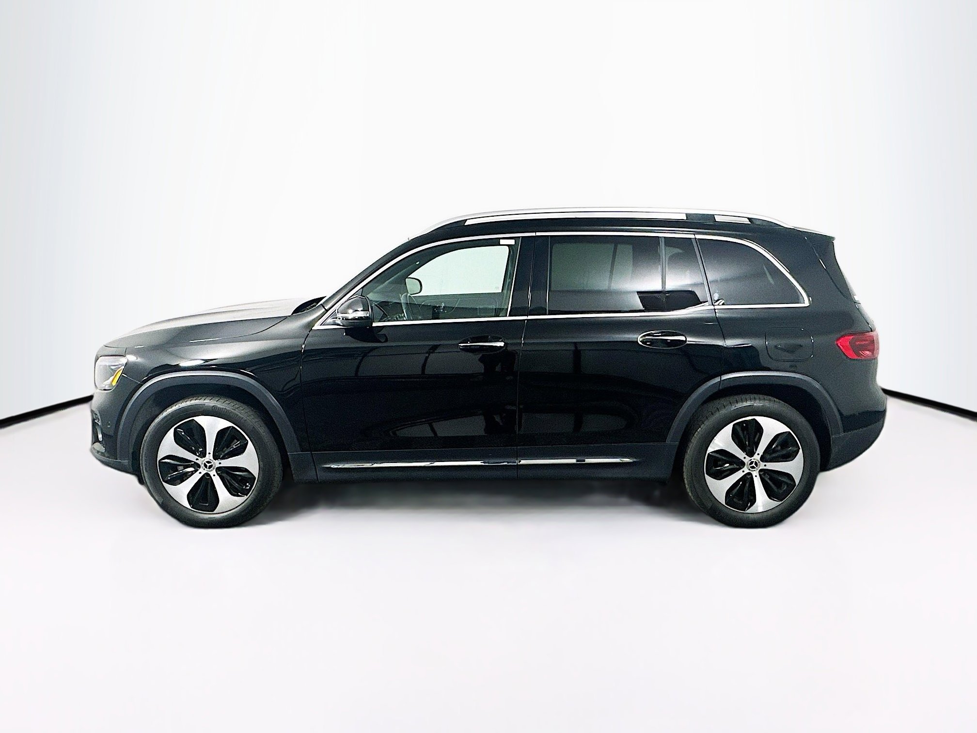 Used 2025 Mercedes-Benz GLB 250 4MATIC image 4