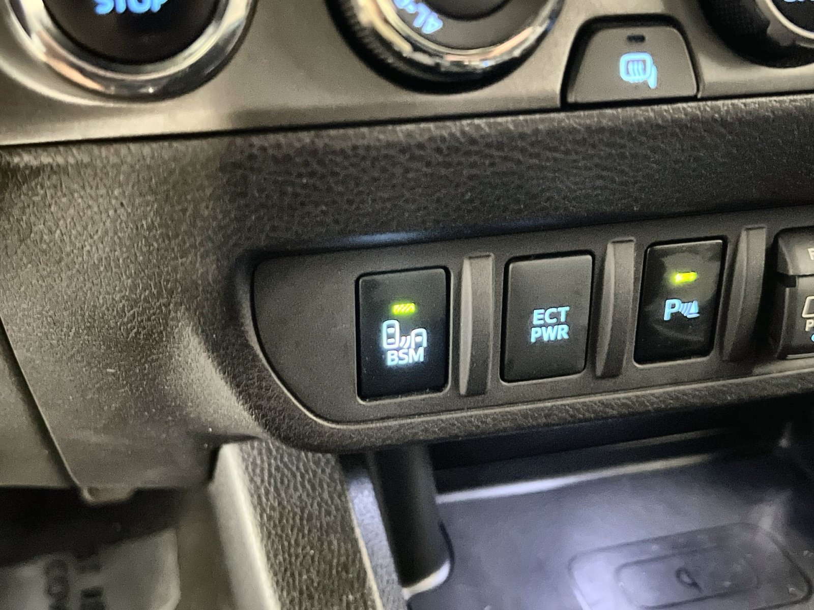 Used 2018 Toyota Tacoma TRD Off-Road w/ Technology Package AWD/4WD image 32