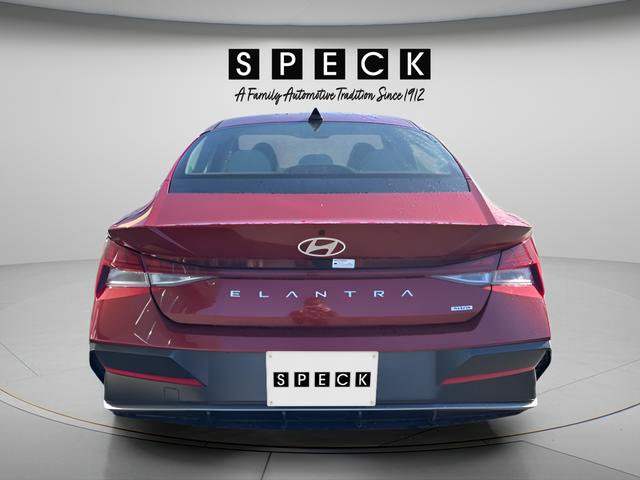 Certified 2025 Hyundai Elantra Limited FWD image 4