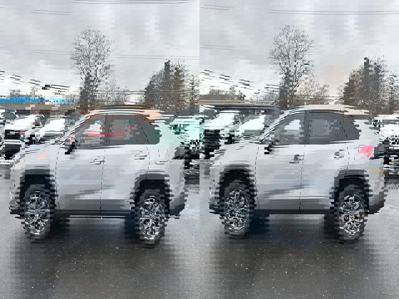 Used 2022 Toyota RAV4 XLE Premium image 10