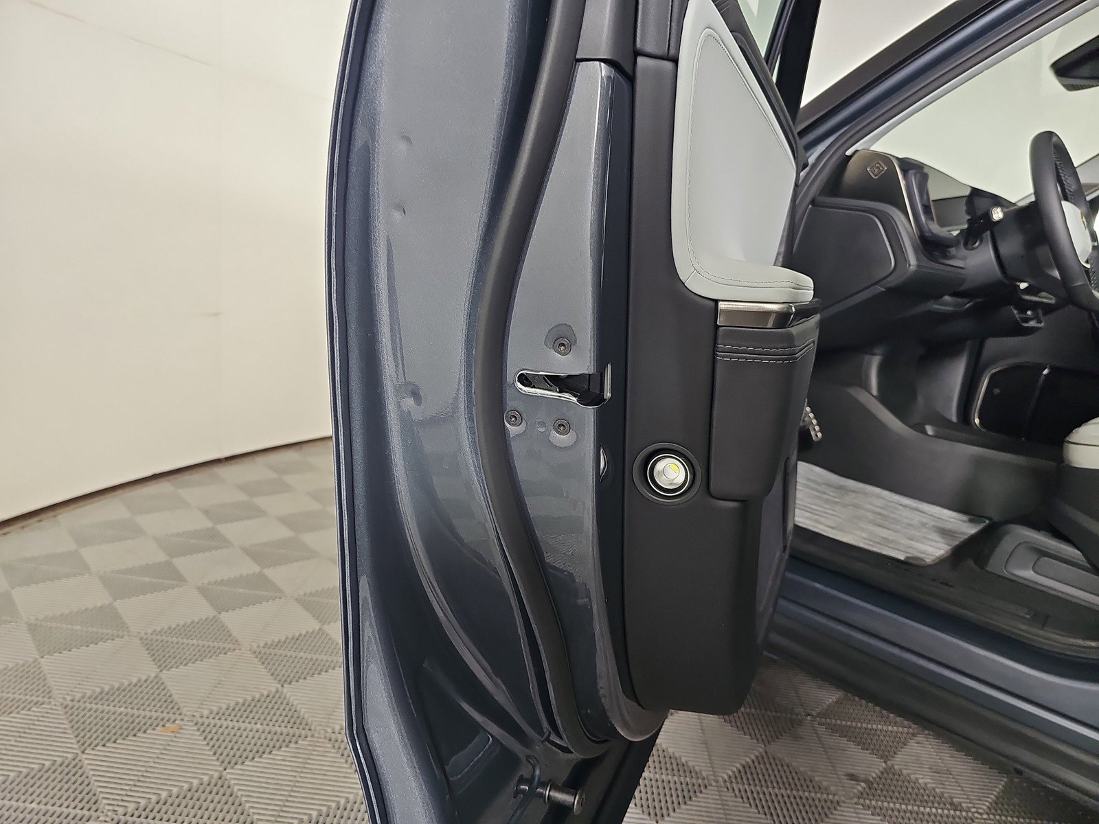 Used 2024 Rivian R1S Adventure image 31