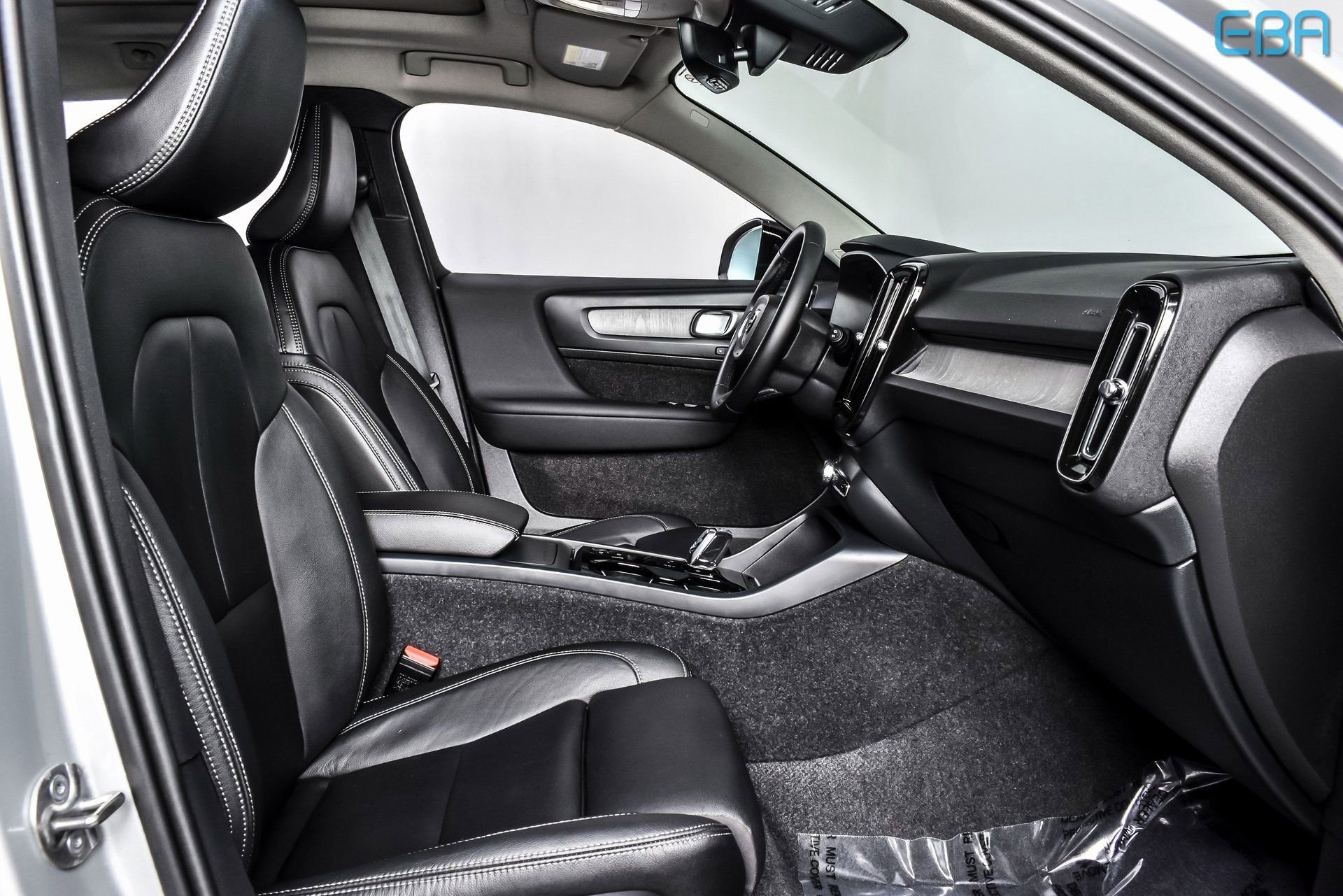 Used 2025 Volvo XC40 B5 Plus image 25