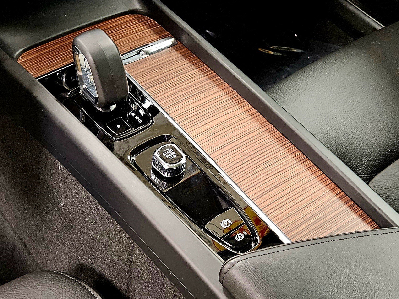 Used 2024 Volvo V60 B5 Cross Country Plus image 40