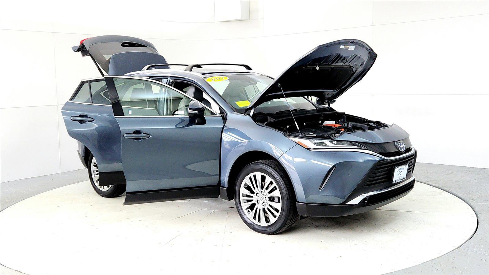 Certified 2022 Toyota Venza XLE image 12