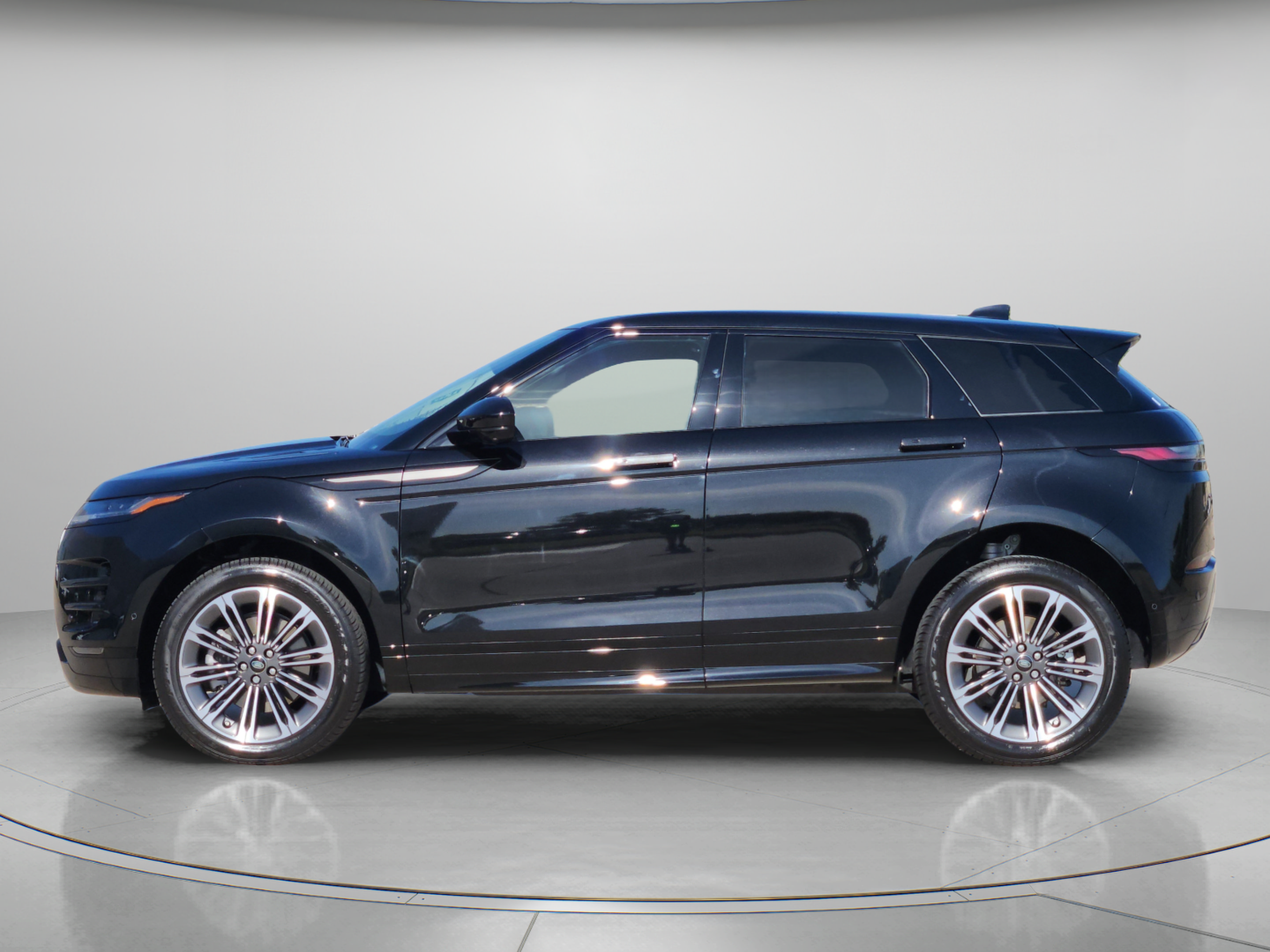 Certified 2026 Land Rover Range Rover Evoque Dynamic SE AWD/4WD image 2