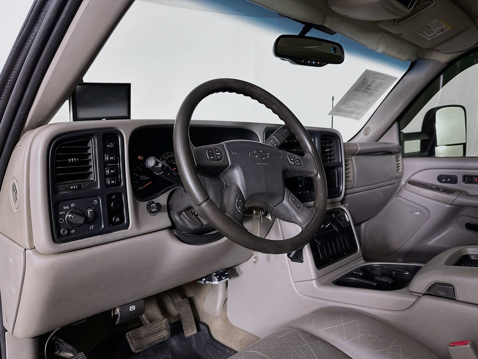 Used 2006 Chevrolet Silverado 2500 LT w/ Heavy-Duty Power Package image 10