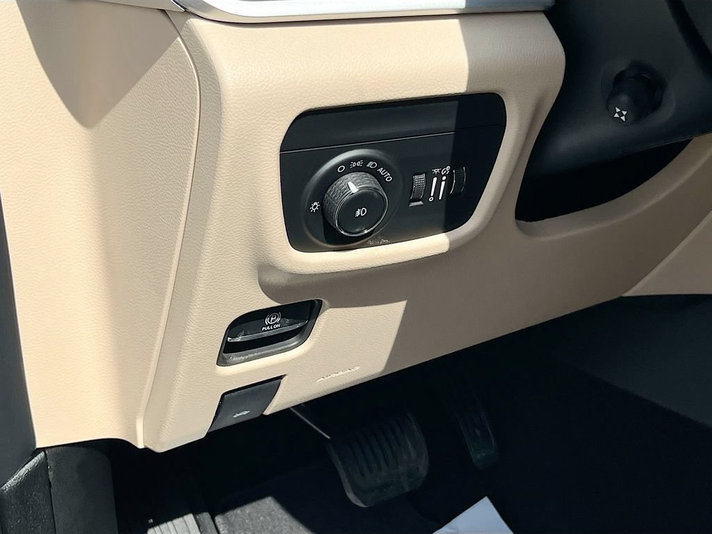 New 2026 Jeep Grand Cherokee L Limited w/ Luxury Tech Group II AWD/4WD image 10