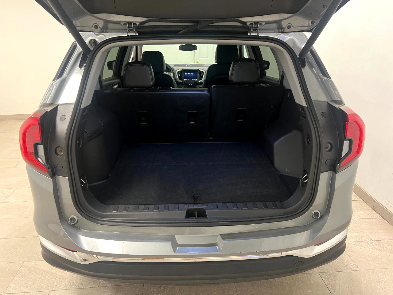 Used 2024 GMC Terrain SLT image 13