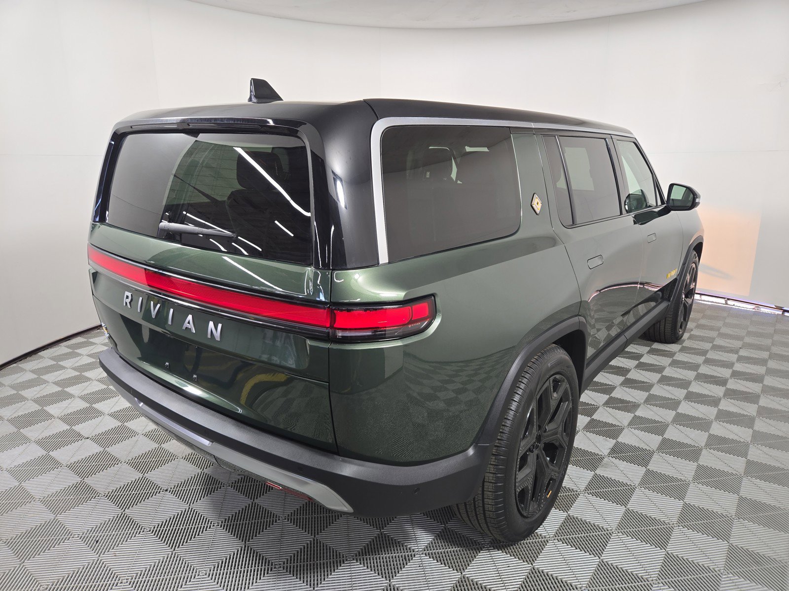 Used 2024 Rivian R1S Adventure image 5