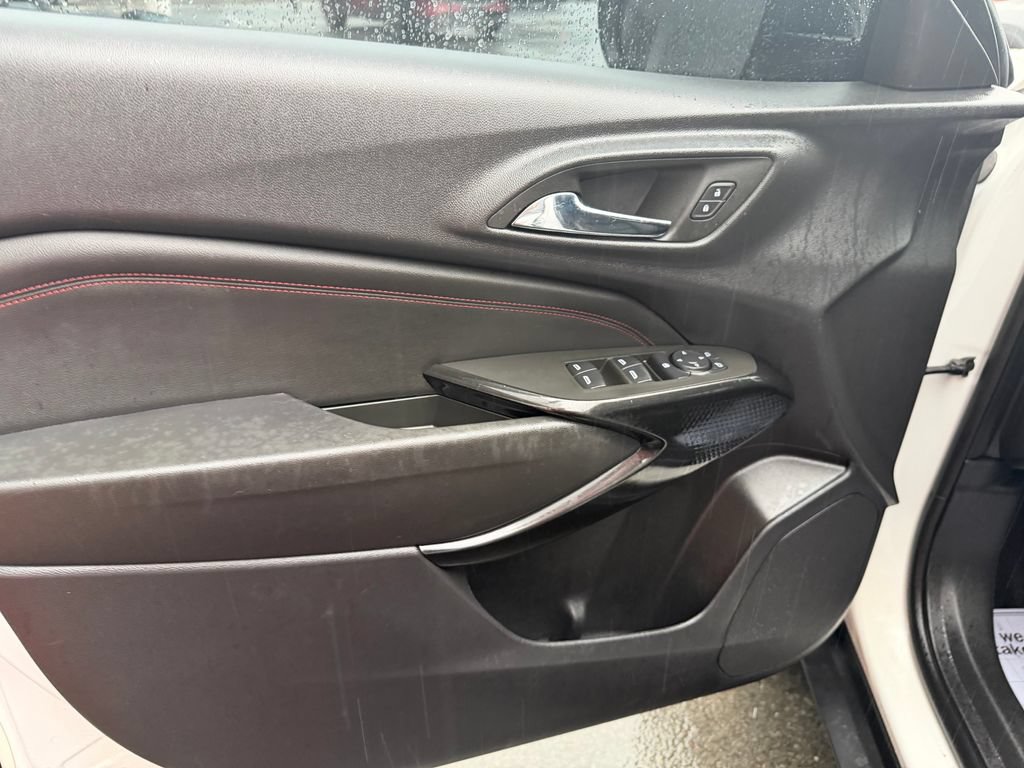 Used 2024 Chevrolet Trax RS w/ Sunroof Package FWD image 13
