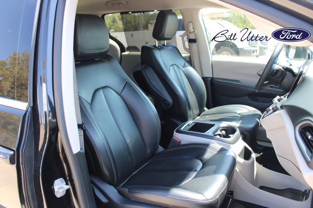 Used 2023 Chrysler Pacifica Touring-L FWD image 11