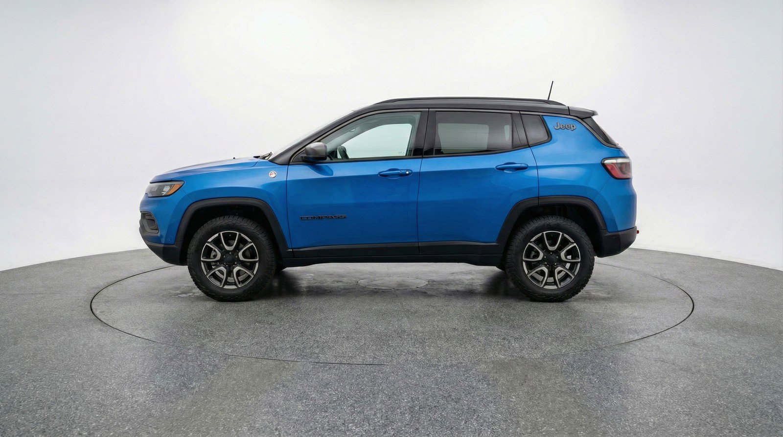 Used 2025 Jeep Compass Trailhawk image 5
