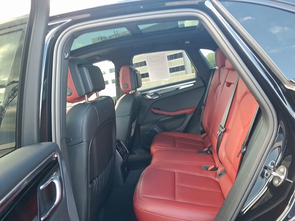 Certified 2025 Porsche Macan image 14