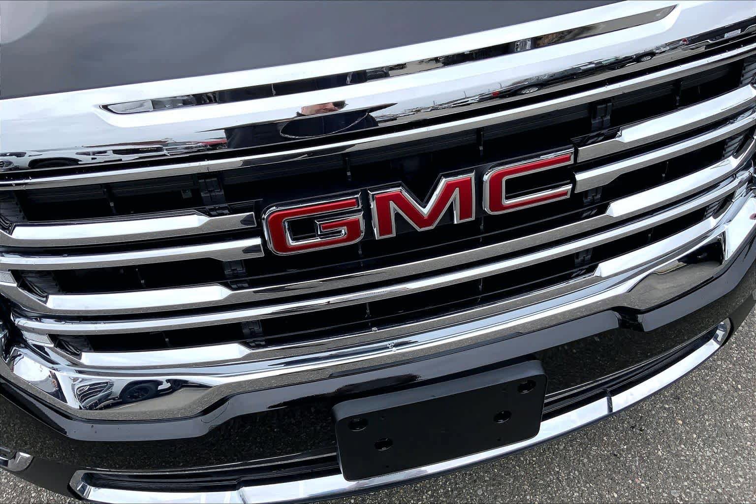 Used 2023 GMC Acadia SLE w/ Driver Convenience Package image 31