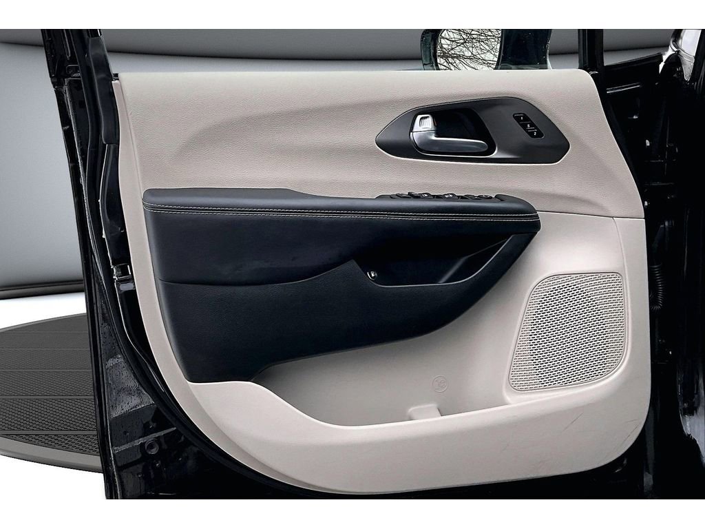 Certified 2024 Chrysler Pacifica Select image 20