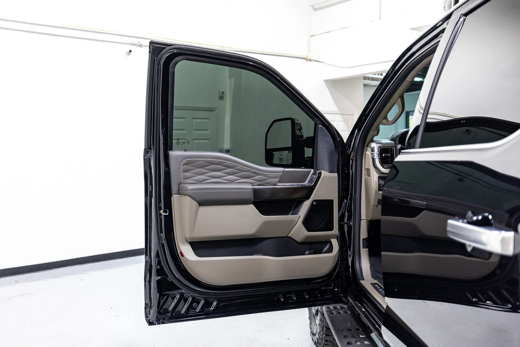 Used 2025 Ford F350 Platinum w/ Platinum Plus Package AWD/4WD image 36