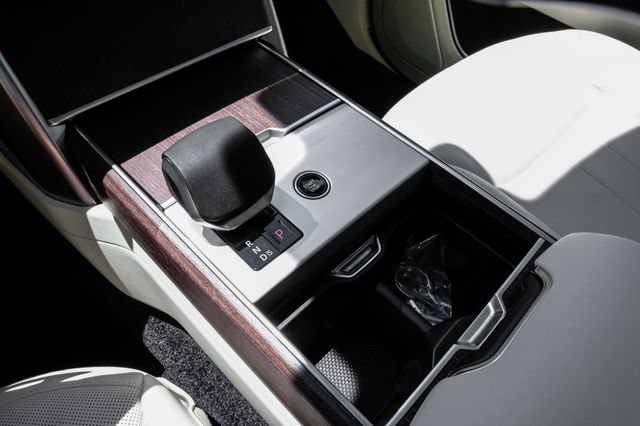 New 2026 Land Rover Range Rover Long Wheelbase SE AWD/4WD image 30