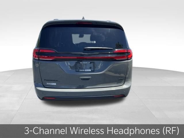 Used 2021 Chrysler Pacifica Touring-L w/ Uconnect Theater Family Group AWD/4WD image 6