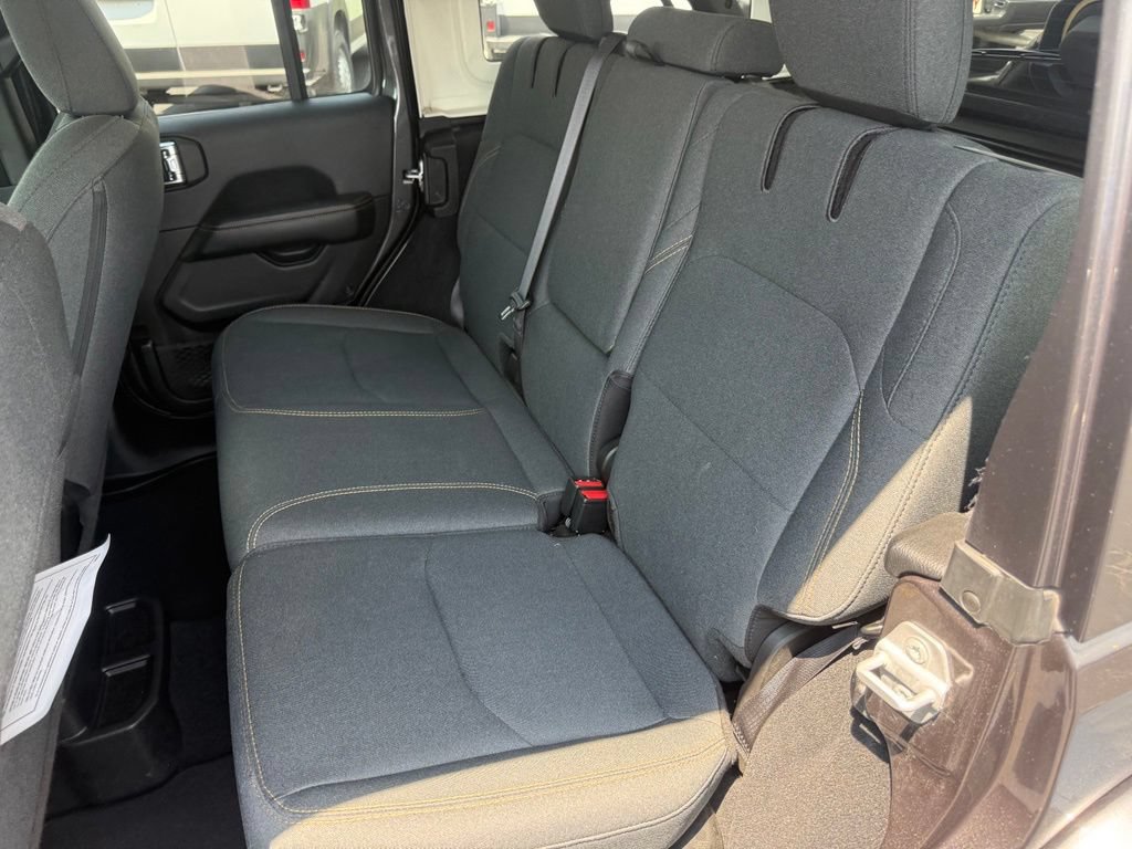 Used 2025 Jeep Wrangler Unlimited Sahara AWD/4WD image 39