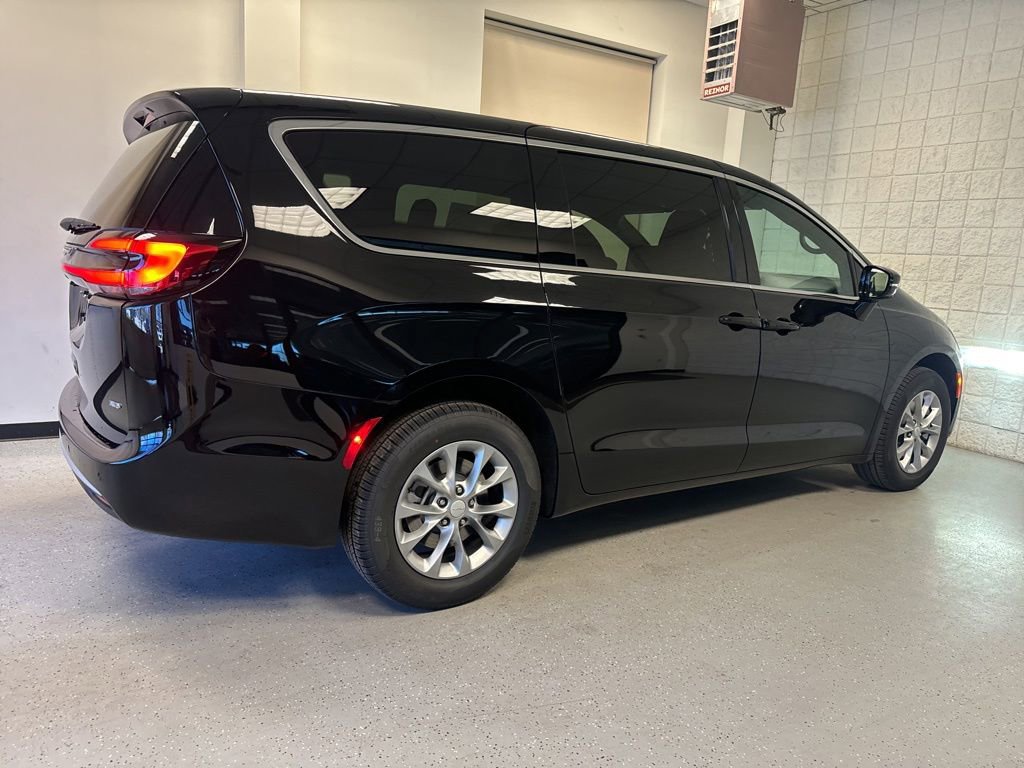 New 2027 Chrysler Pacifica Select AWD/4WD image 21