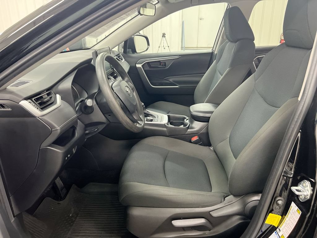 Used 2021 Toyota RAV4 LE AWD/4WD image 19
